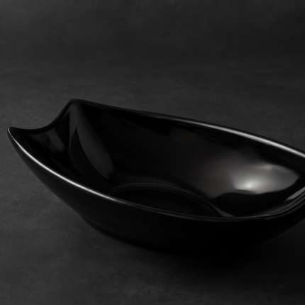 Black melamine serving tray filled with cooked pasta, displayed on a dark background — modern and elegant food-grade melamine tableware ideal for restaurants, cafes, and home dining in Pakistan.